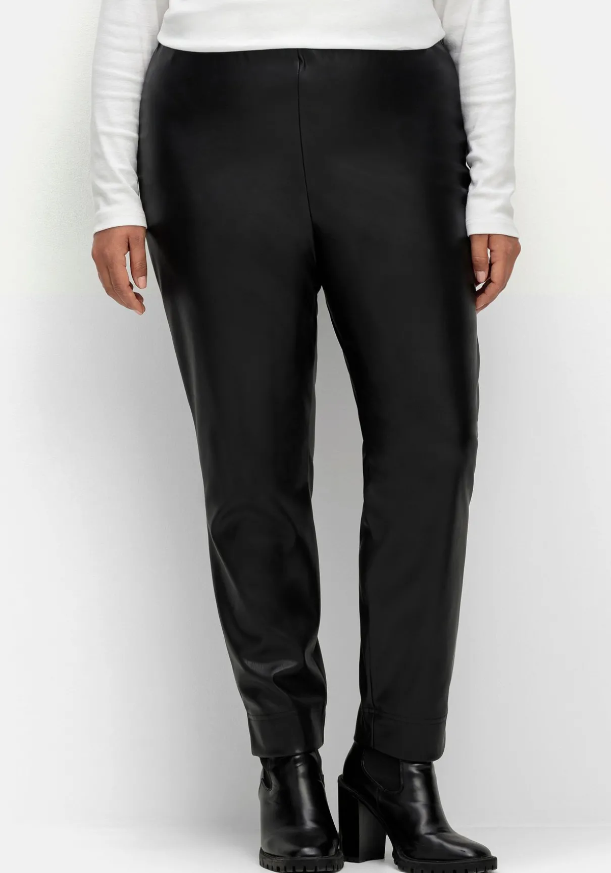 Schmale Hose in Lederoptik, knöchelfreie Länge