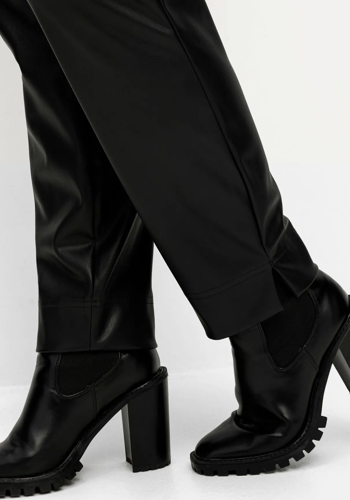 Schmale Hose in Lederoptik, knöchelfreie Länge