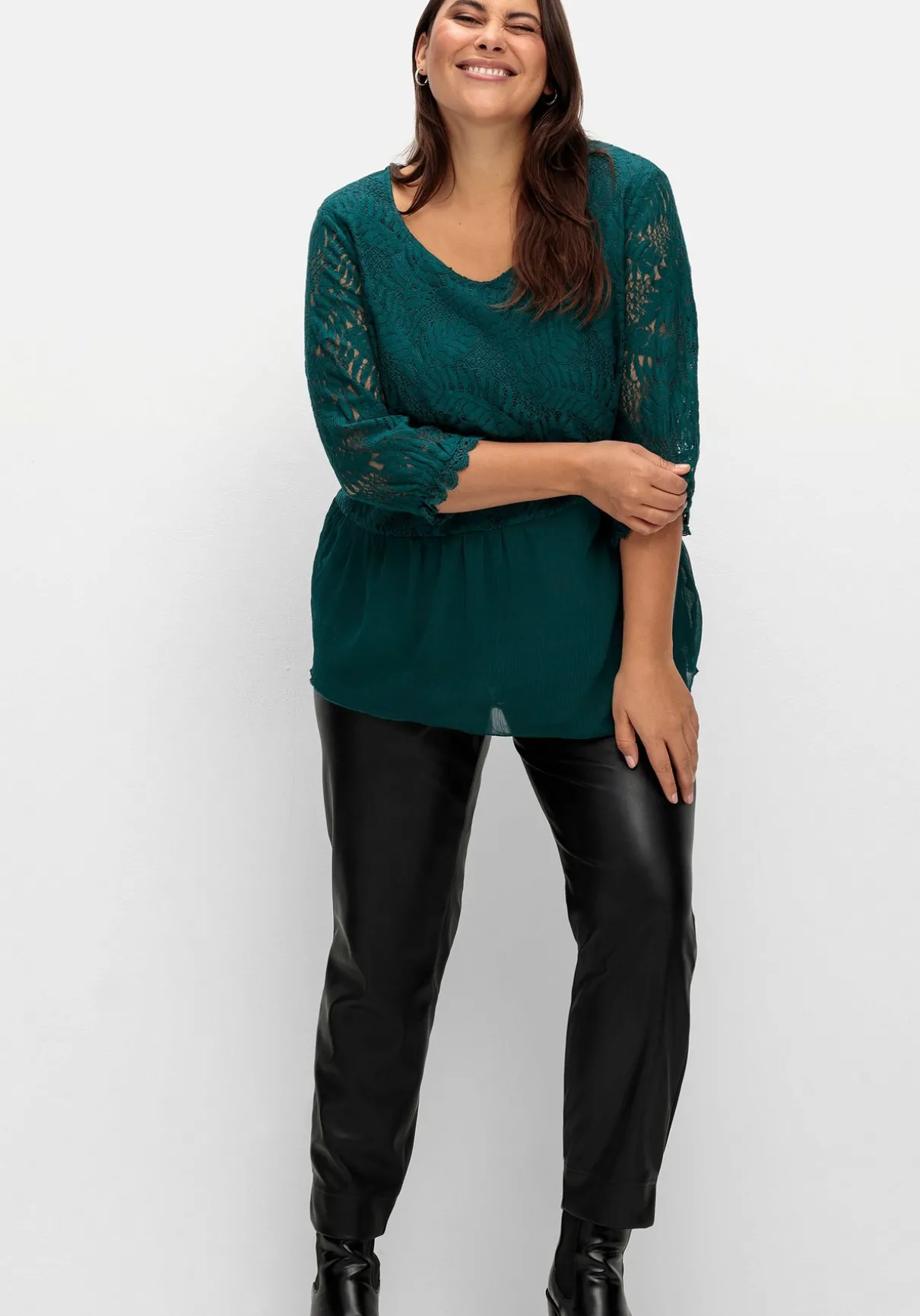 Schmale Hose in Lederoptik, knöchelfreie Länge