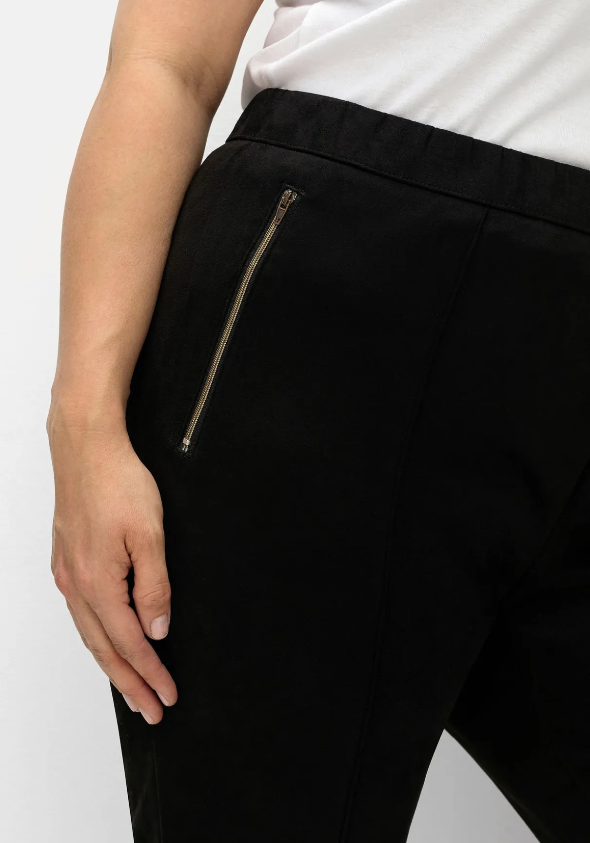 Schmale Hose in Velourslederoptik, mit Stretchbund