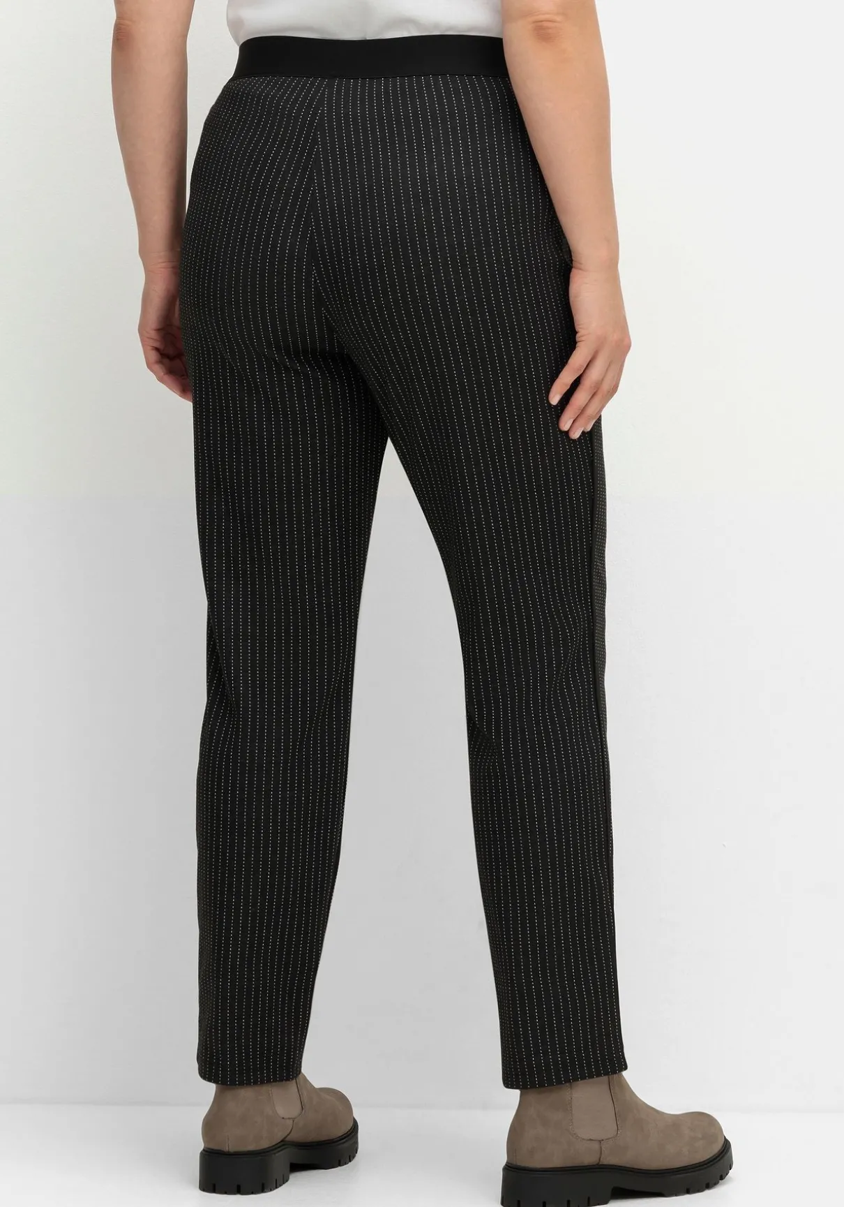 Schmale Hose mit grafischem Muster und Stretchbund