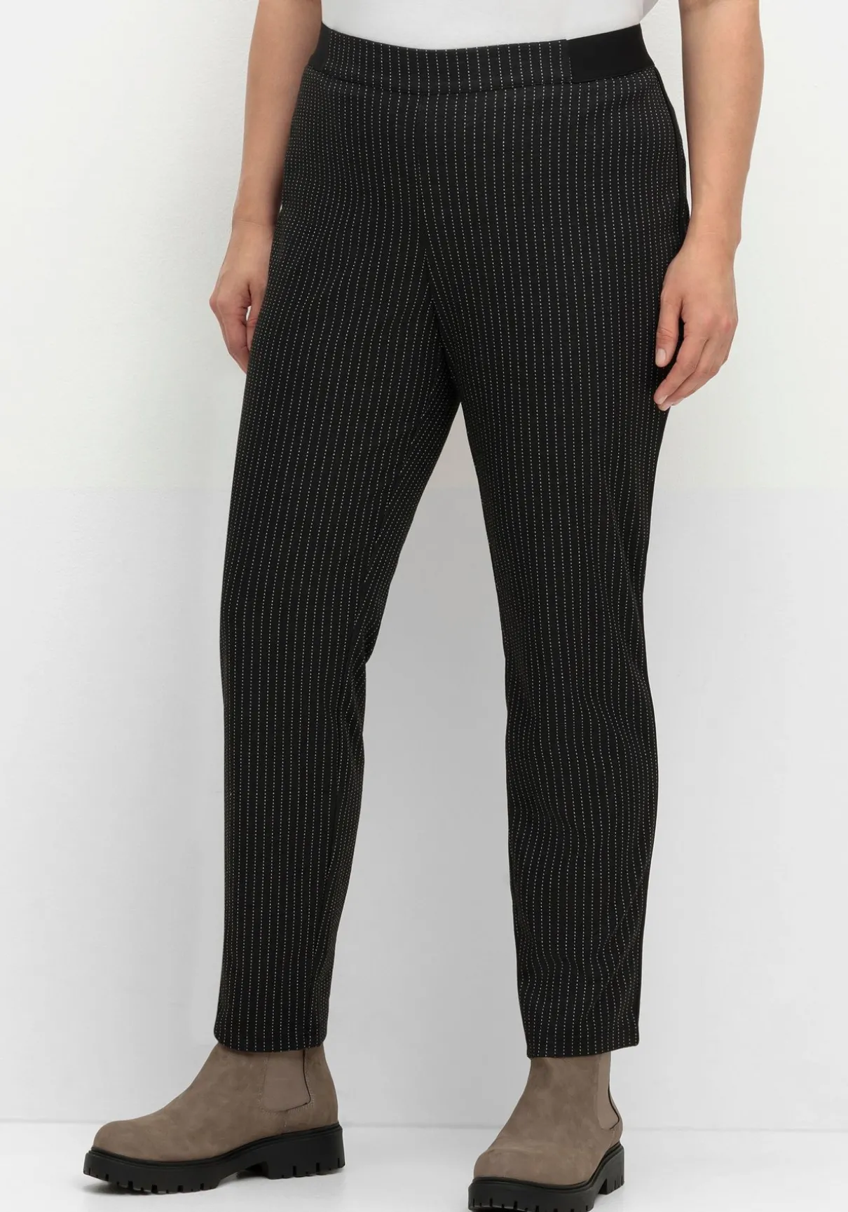 Schmale Hose mit grafischem Muster und Stretchbund