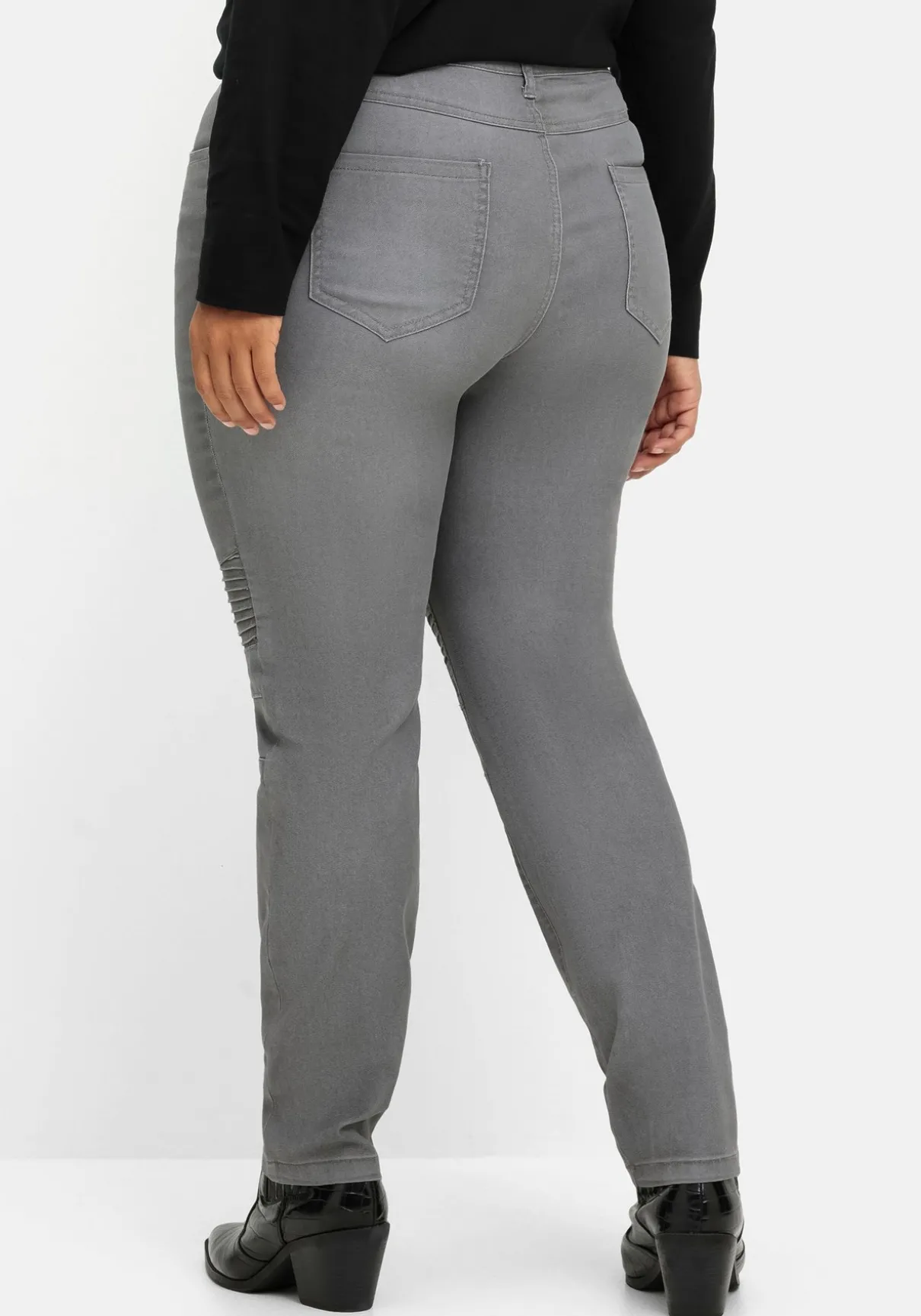 Schmale Jeans mit Ziernieten und Biesen