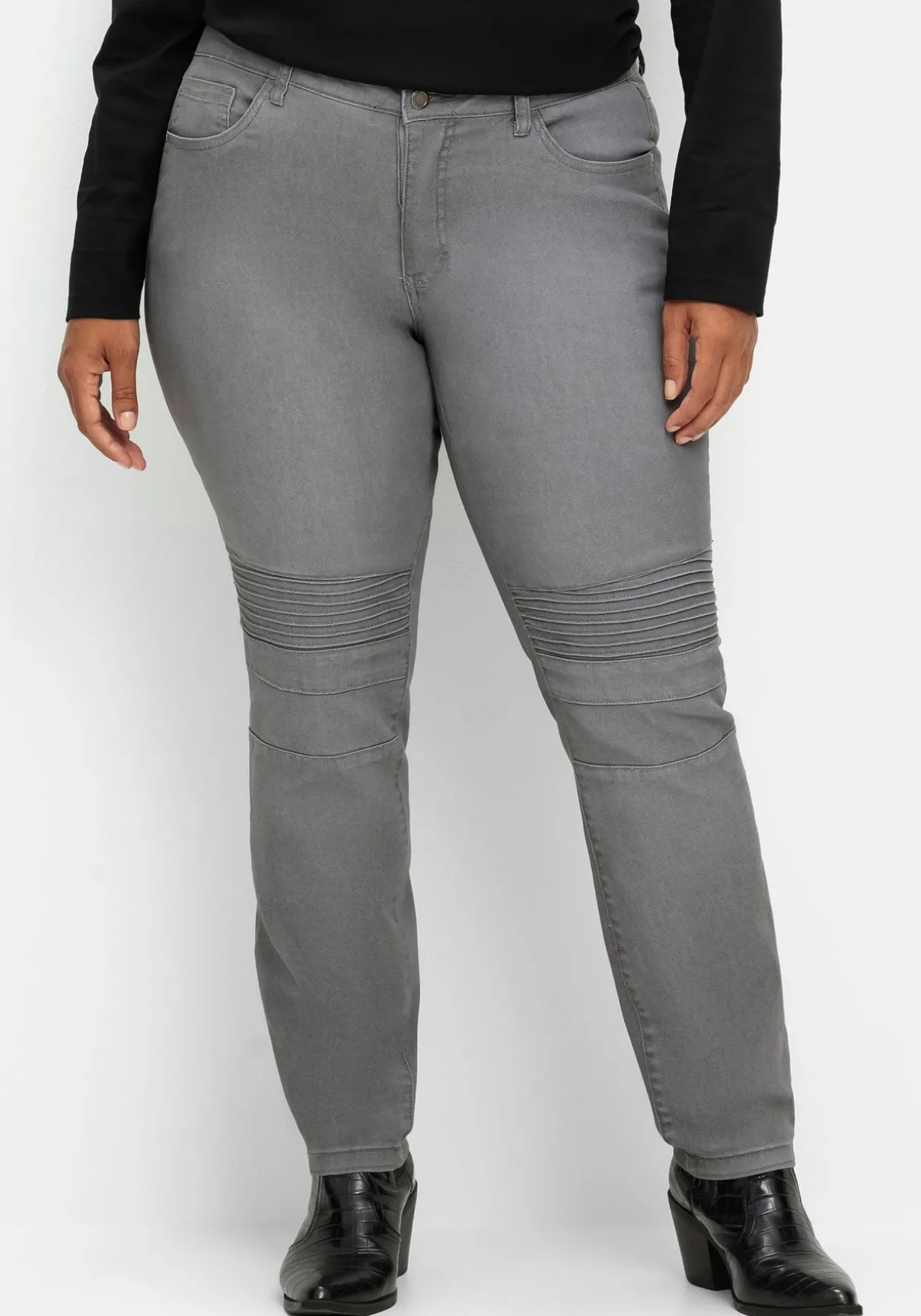 Schmale Jeans mit Ziernieten und Biesen