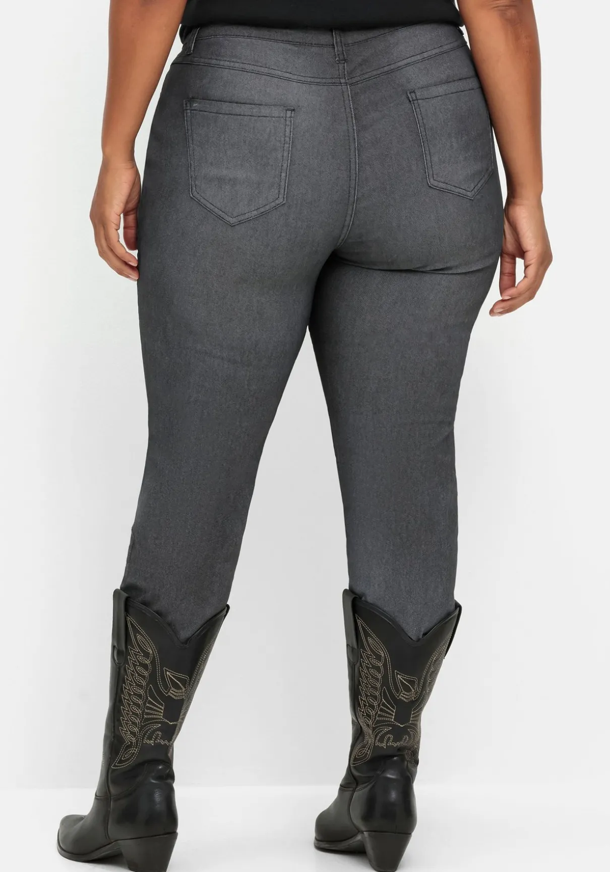 Schmale Jeans mit Ziernieten und Biesen