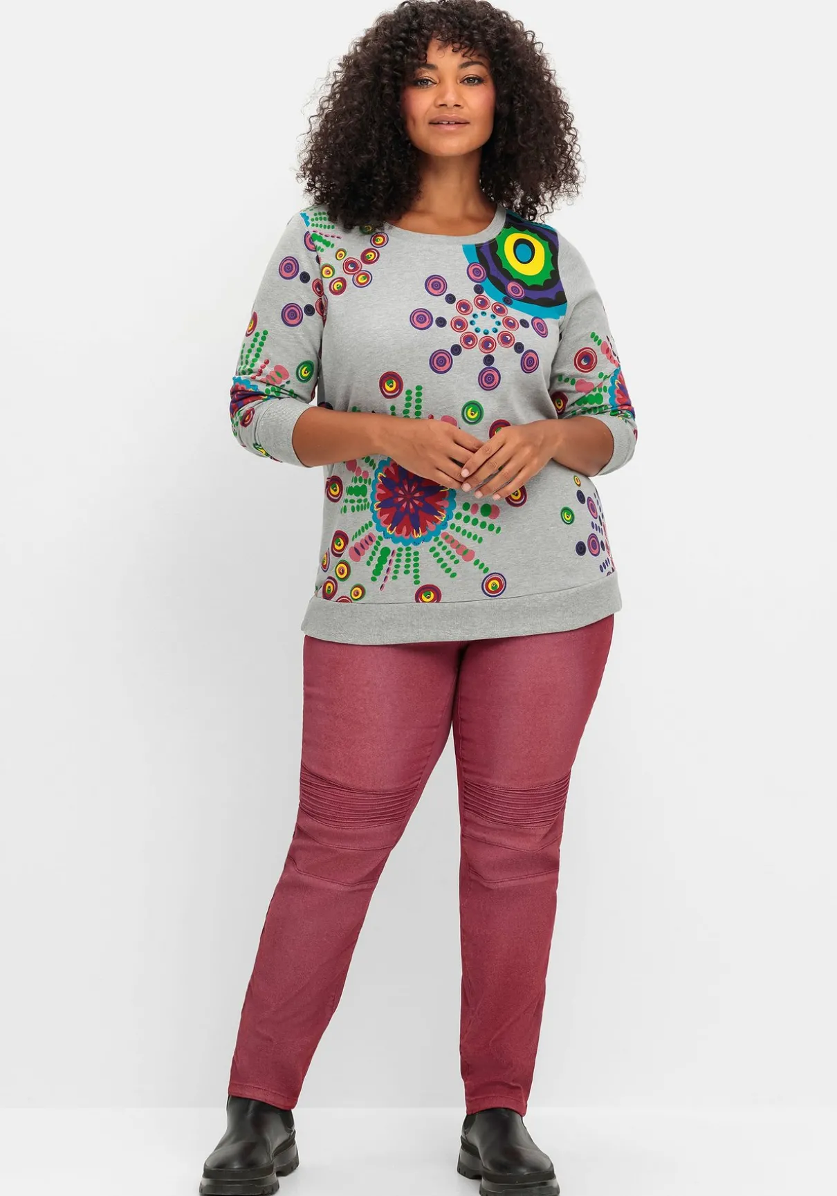 Schmale Jeans mit Ziernieten und Biesen