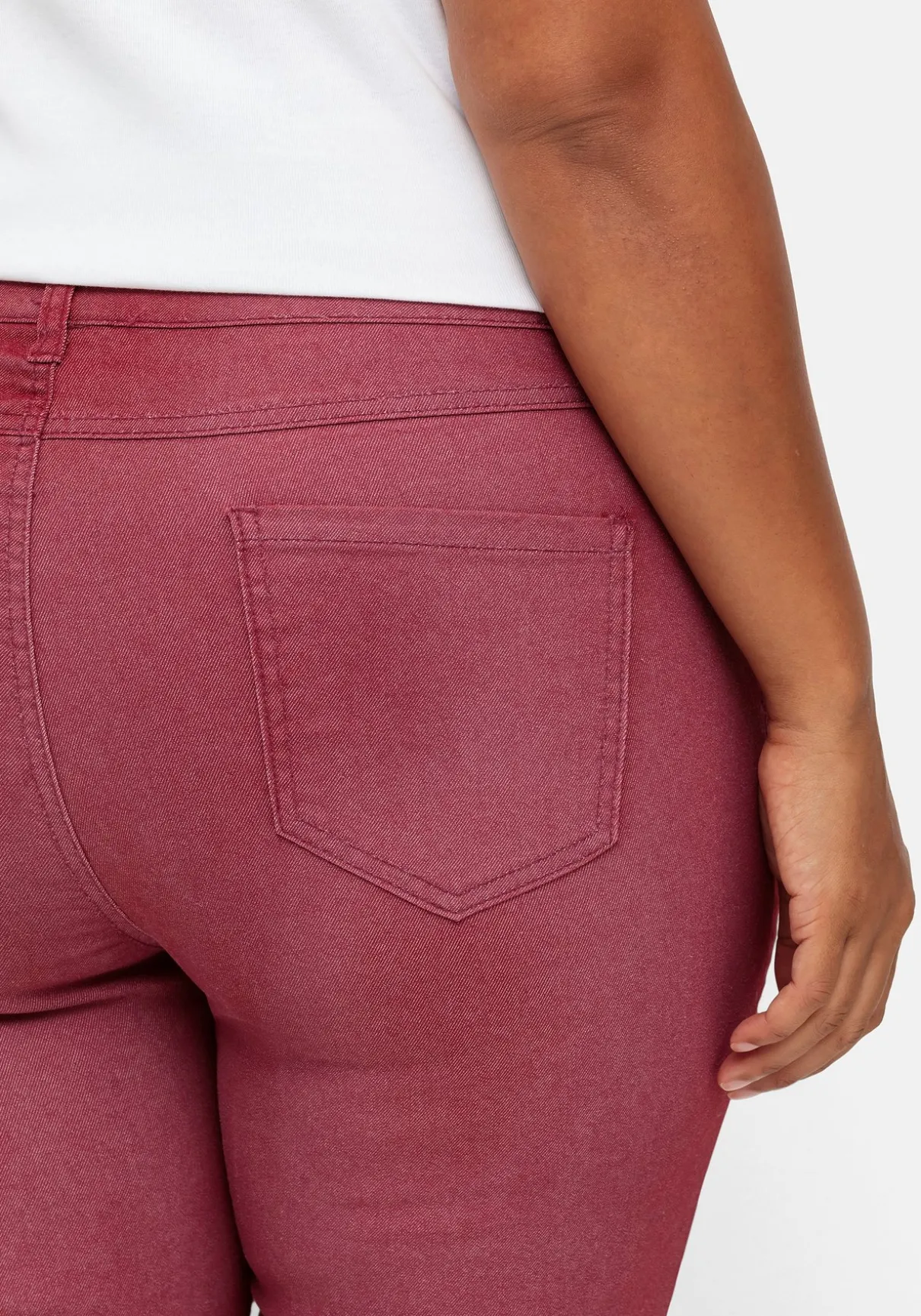 Schmale Jeans mit Ziernieten und Biesen