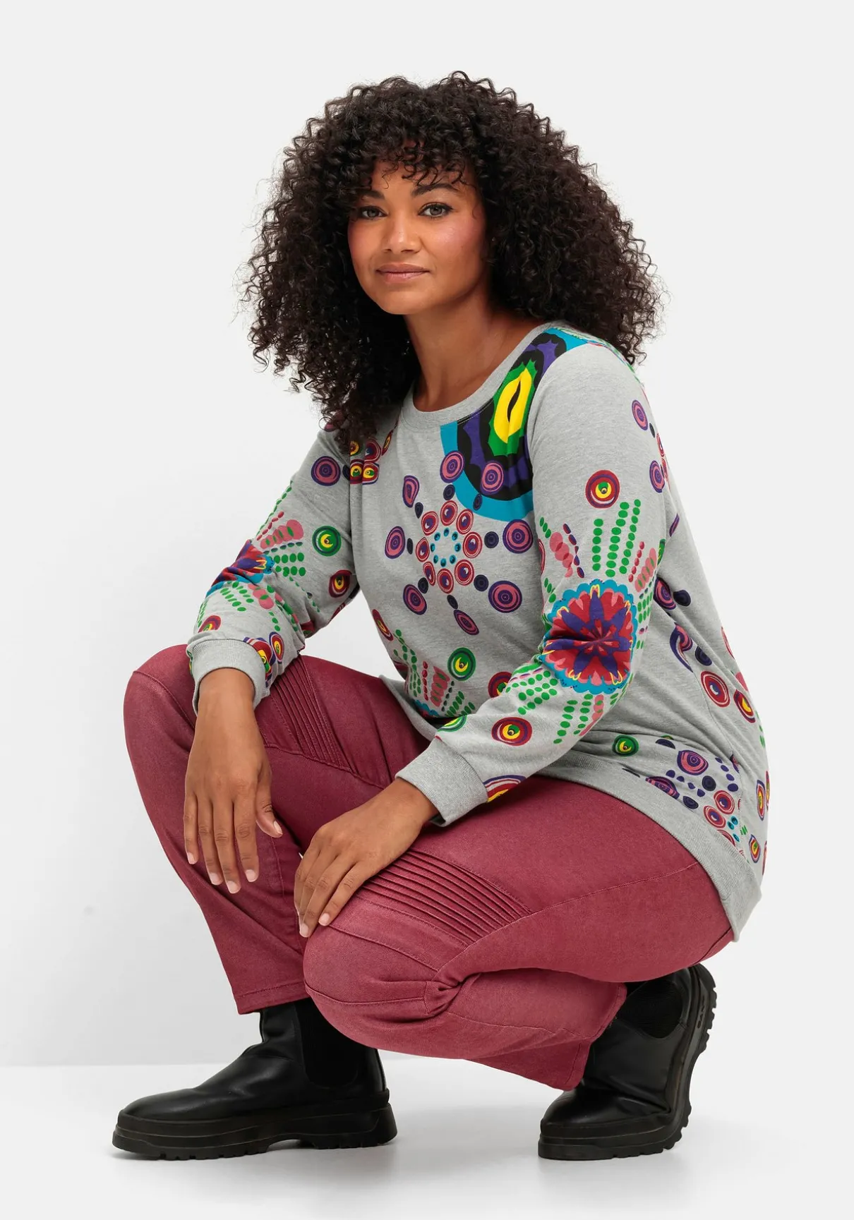 Schmale Jeans mit Ziernieten und Biesen