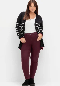 Schmale Twillhose mit Stickerei und Ziernähten