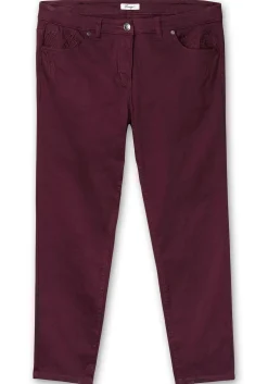 Schmale Twillhose mit Stickerei und Ziernähten