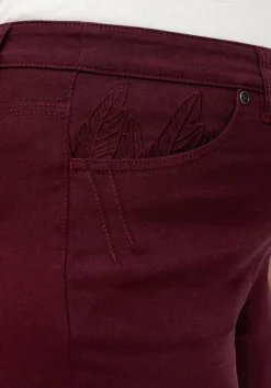 Schmale Twillhose mit Stickerei und Ziernähten