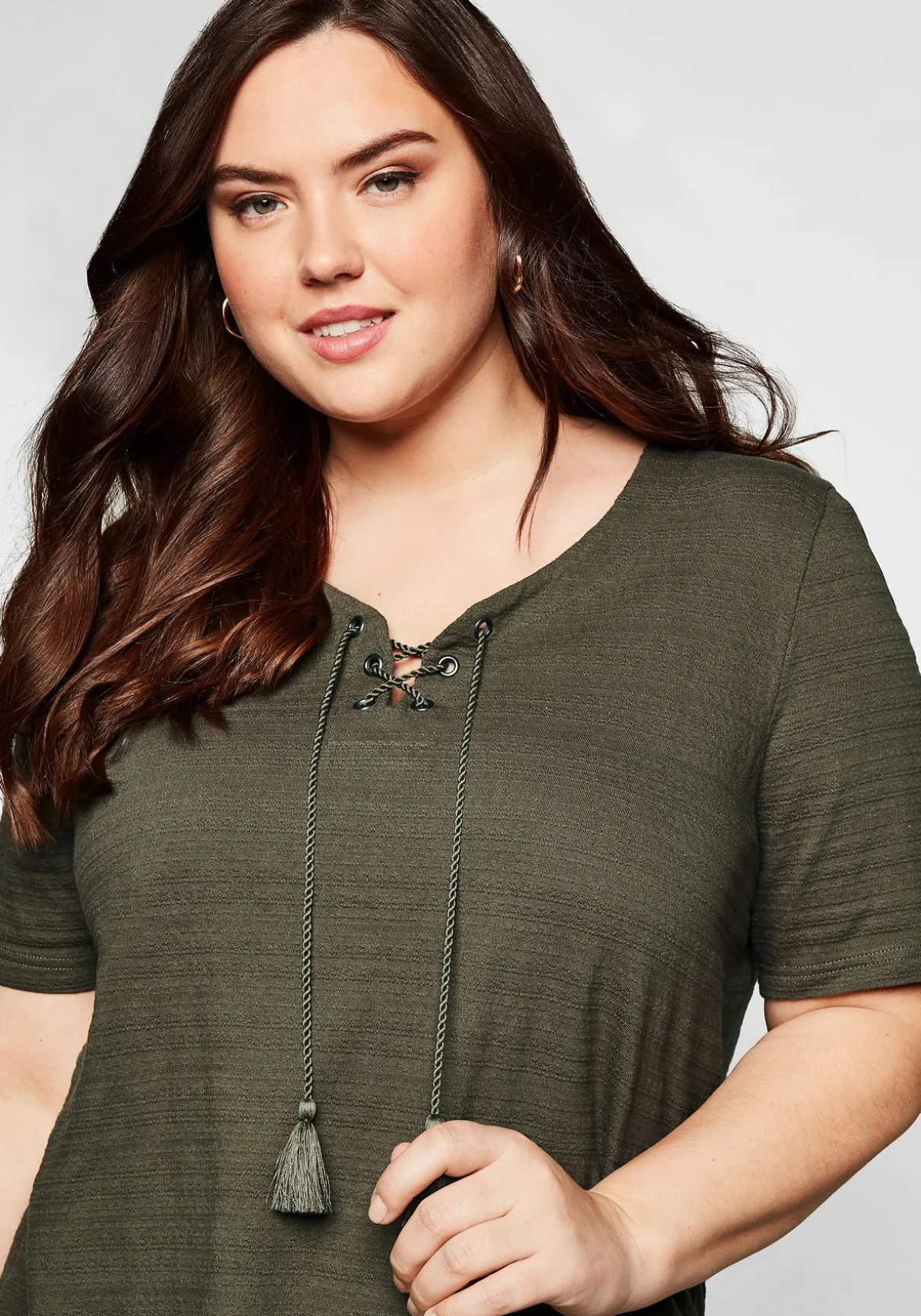 Shirt in Jacquard-Optik, Bindeband am Ausschnitt