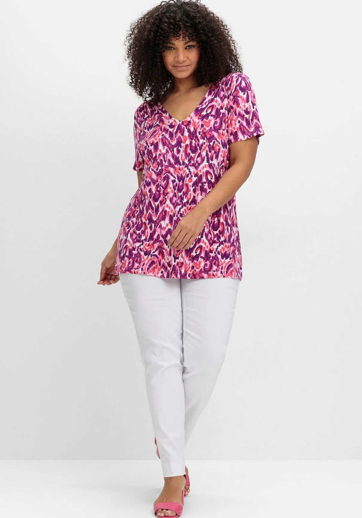 Shirt mit Alloverdruck und V-Ausschnitt