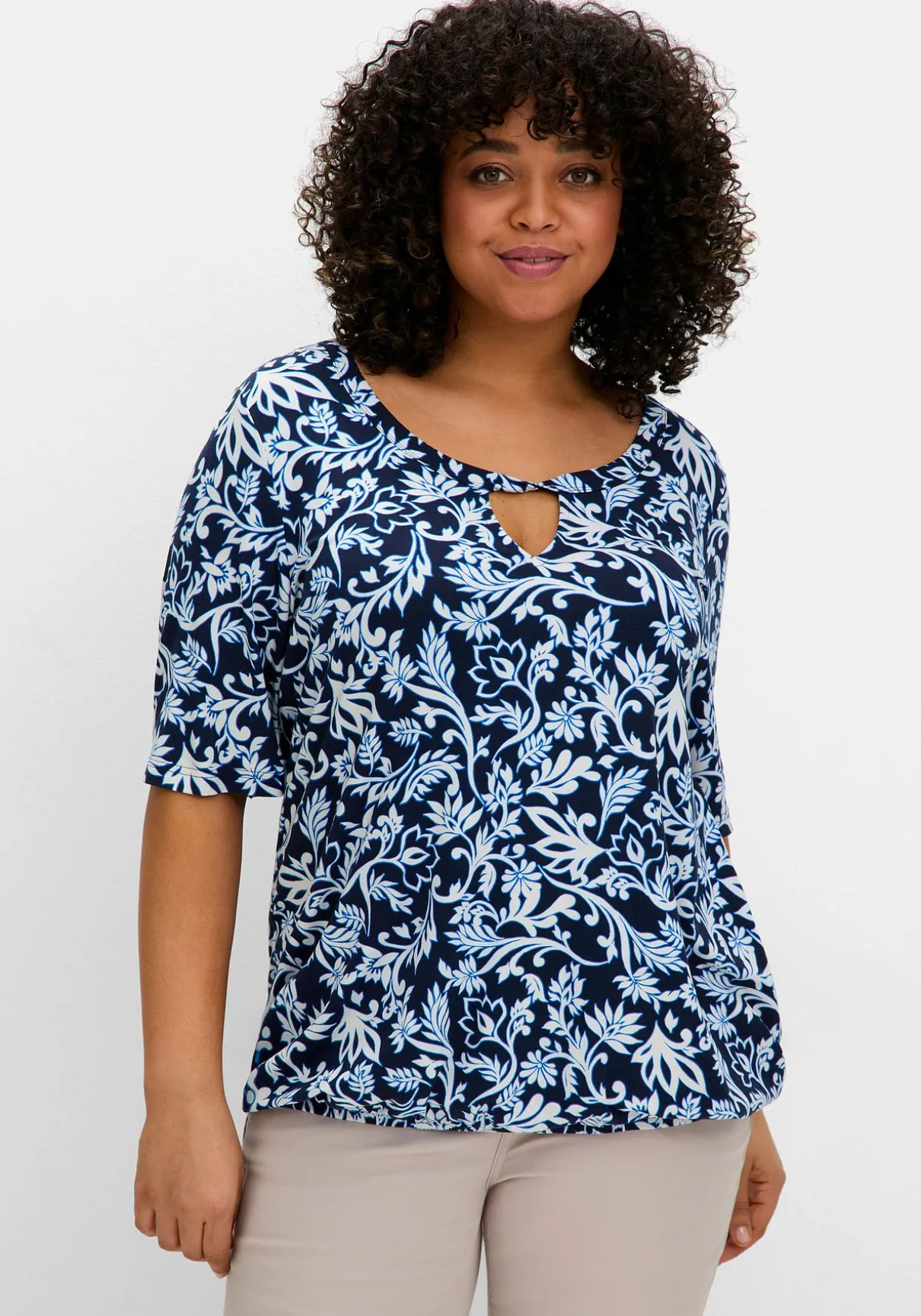 Shirt mit Alloverprint und Cut-out vorn