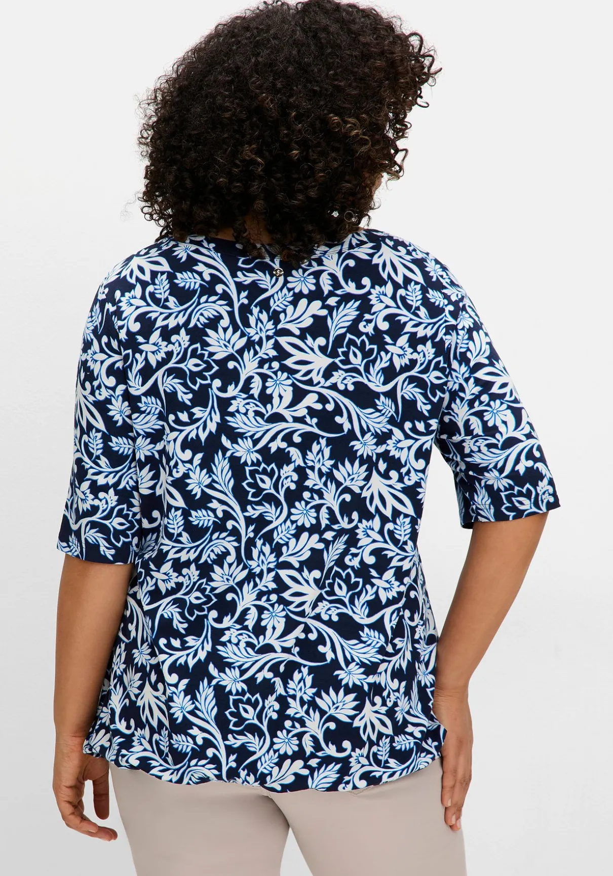 Shirt mit Alloverprint und Cut-out vorn