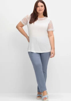 Shirt mit Einsätzen aus floraler Spitze, leicht tailliert