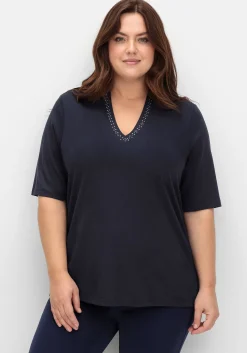 Shirt mit Glitzersteinen am Ausschnitt