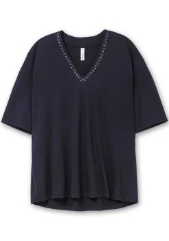 Shirt mit Glitzersteinen am Ausschnitt