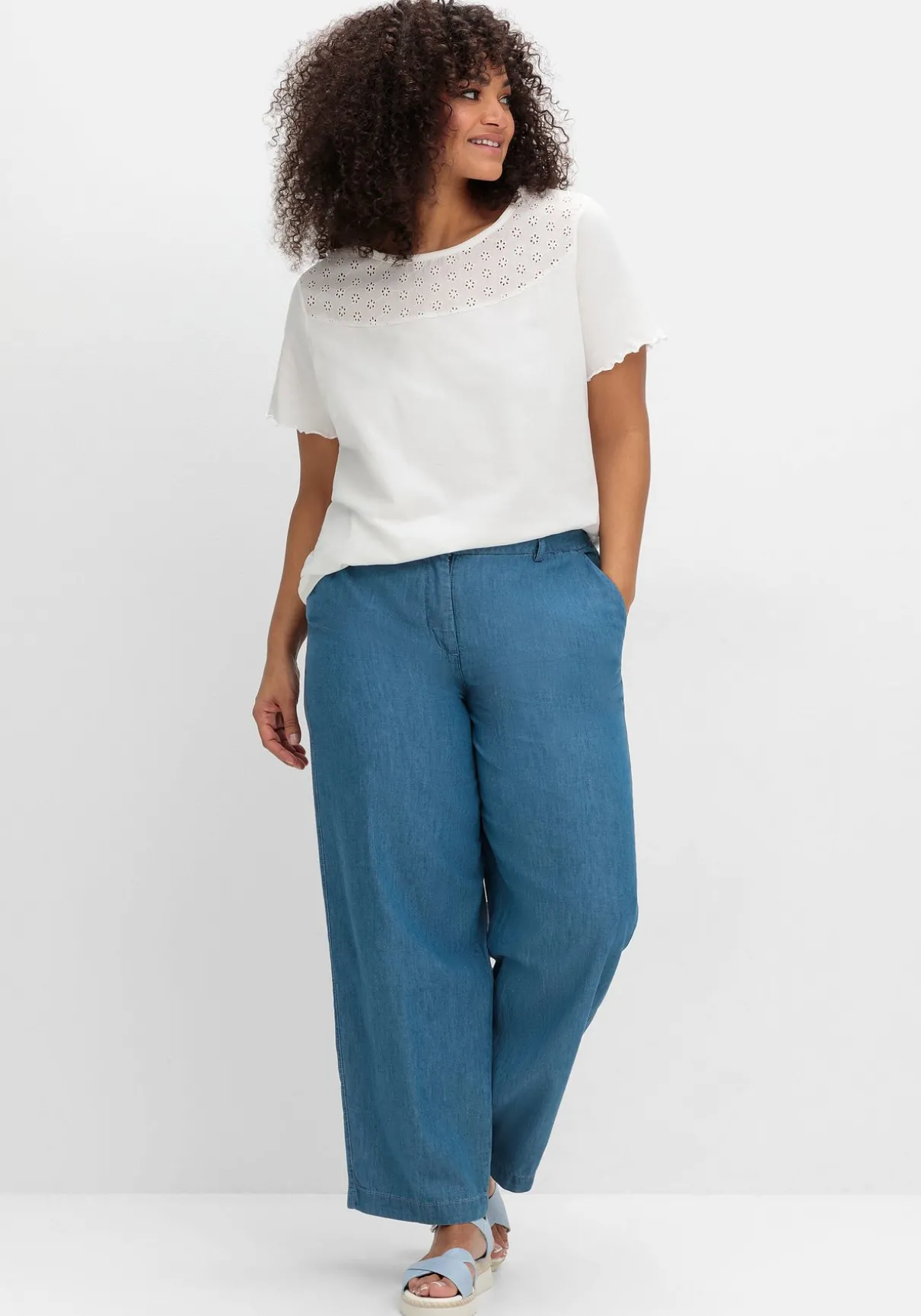 Shirt mit Lochstickerei-Einsatz vorn