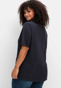 Shirt mit Lochstickerei-Passe am Saum