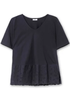 Shirt mit Lochstickerei-Passe am Saum