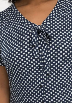 Shirt mit Pünktchen und Bindeband am Ausschnitt
