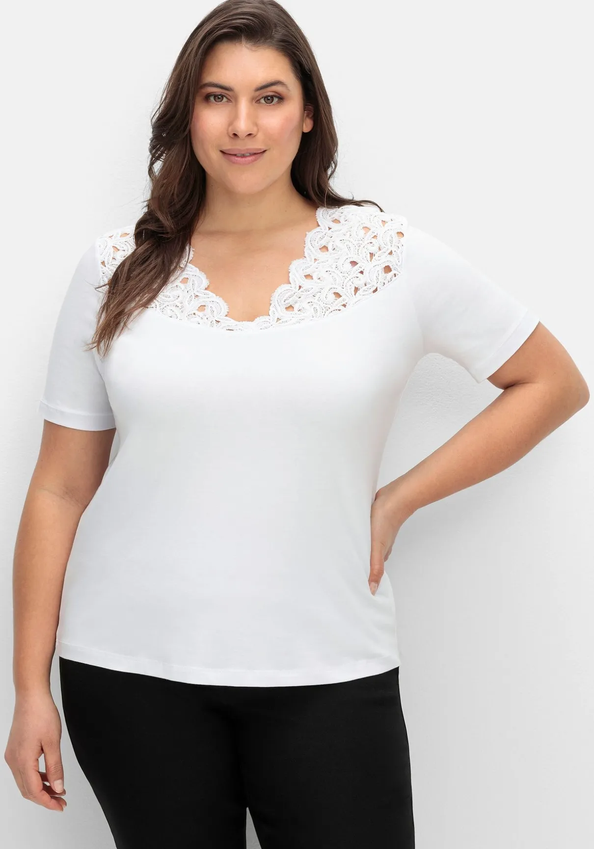 Shirt mit Spitze an V-Ausschnitt und Schulterbereich
