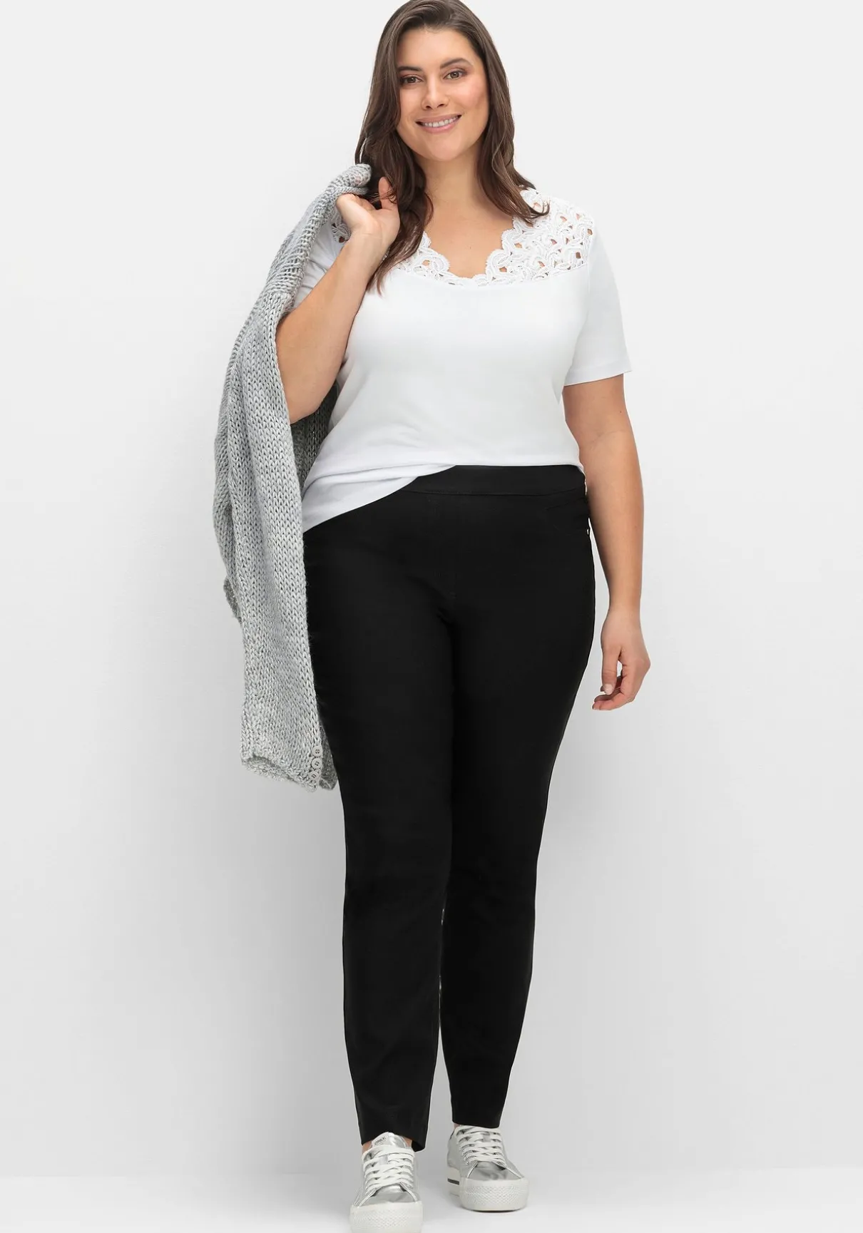 Shirt mit Spitze an V-Ausschnitt und Schulterbereich