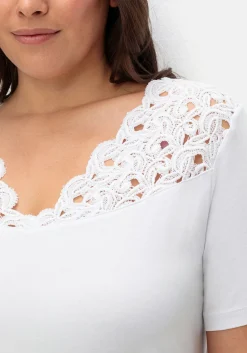 Shirt mit Spitze an V-Ausschnitt und Schulterbereich