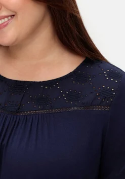Shirt mit Spitzeneinsatz, aus Viskosejersey