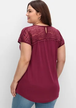 Shirt mit Spitzenpasse an der Schulterpartie