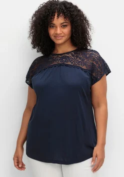 Shirt mit Spitzenpasse an der Schulterpartie