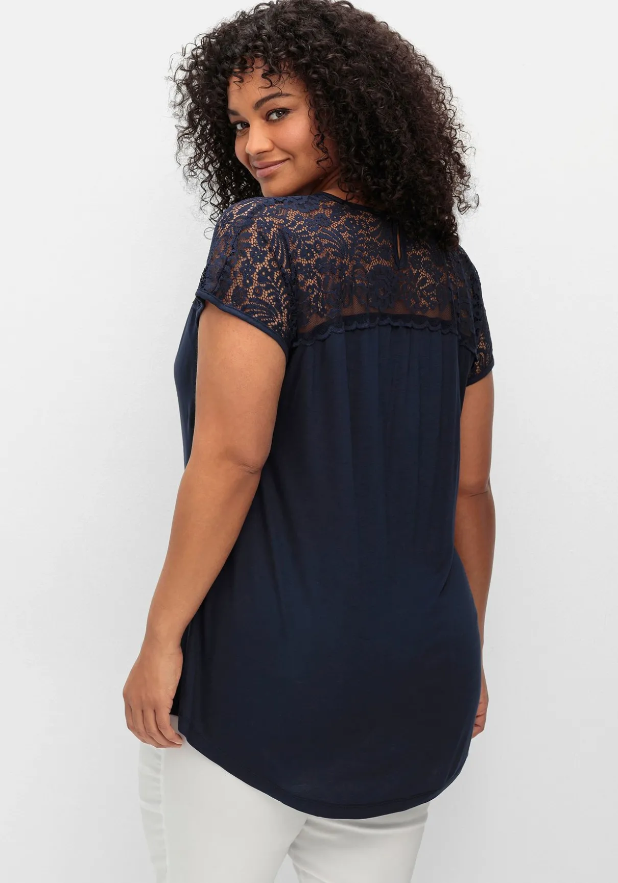 Shirt mit Spitzenpasse an der Schulterpartie