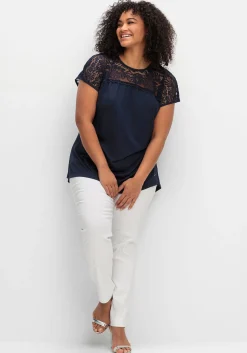 Shirt mit Spitzenpasse an der Schulterpartie