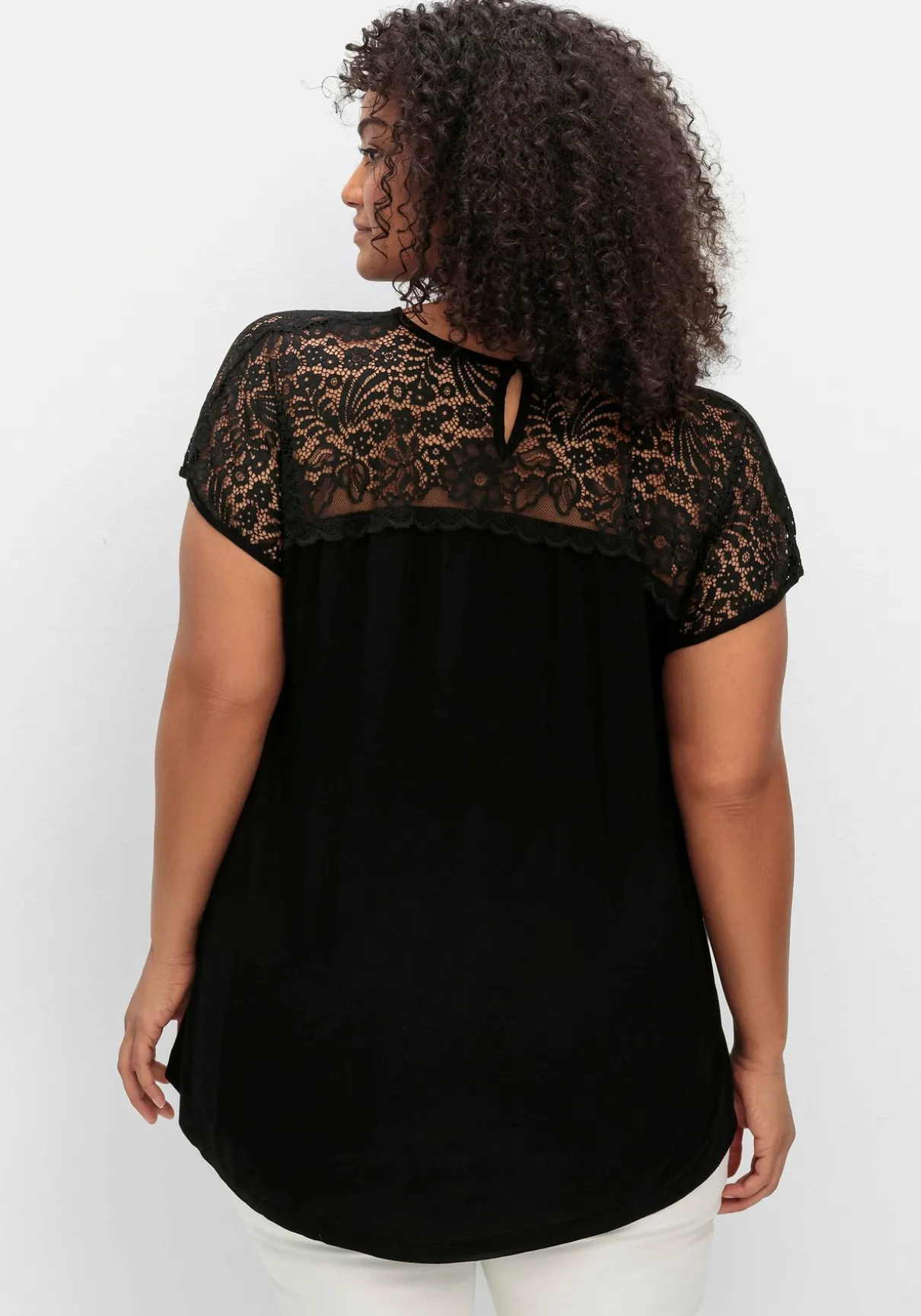 Shirt mit Spitzenpasse an der Schulterpartie