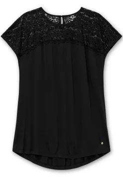 Shirt mit Spitzenpasse an der Schulterpartie