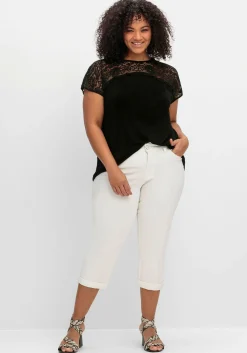 Shirt mit Spitzenpasse an der Schulterpartie