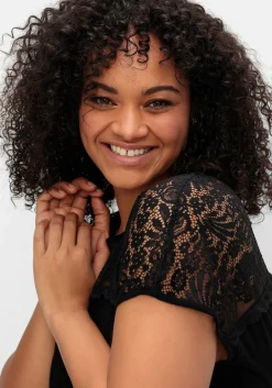 Shirt mit Spitzenpasse an der Schulterpartie