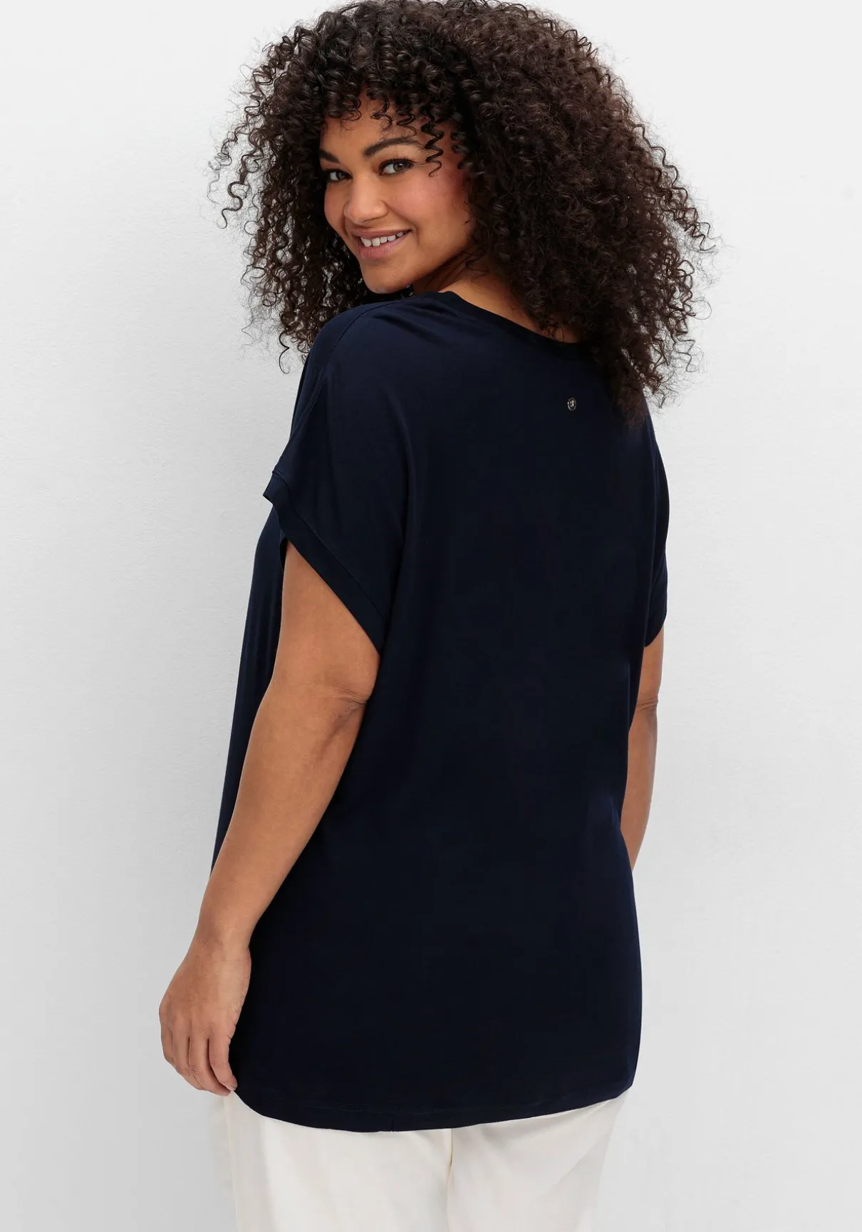 Shirt mit V-Ausschnitt und Zierpaspel vorn