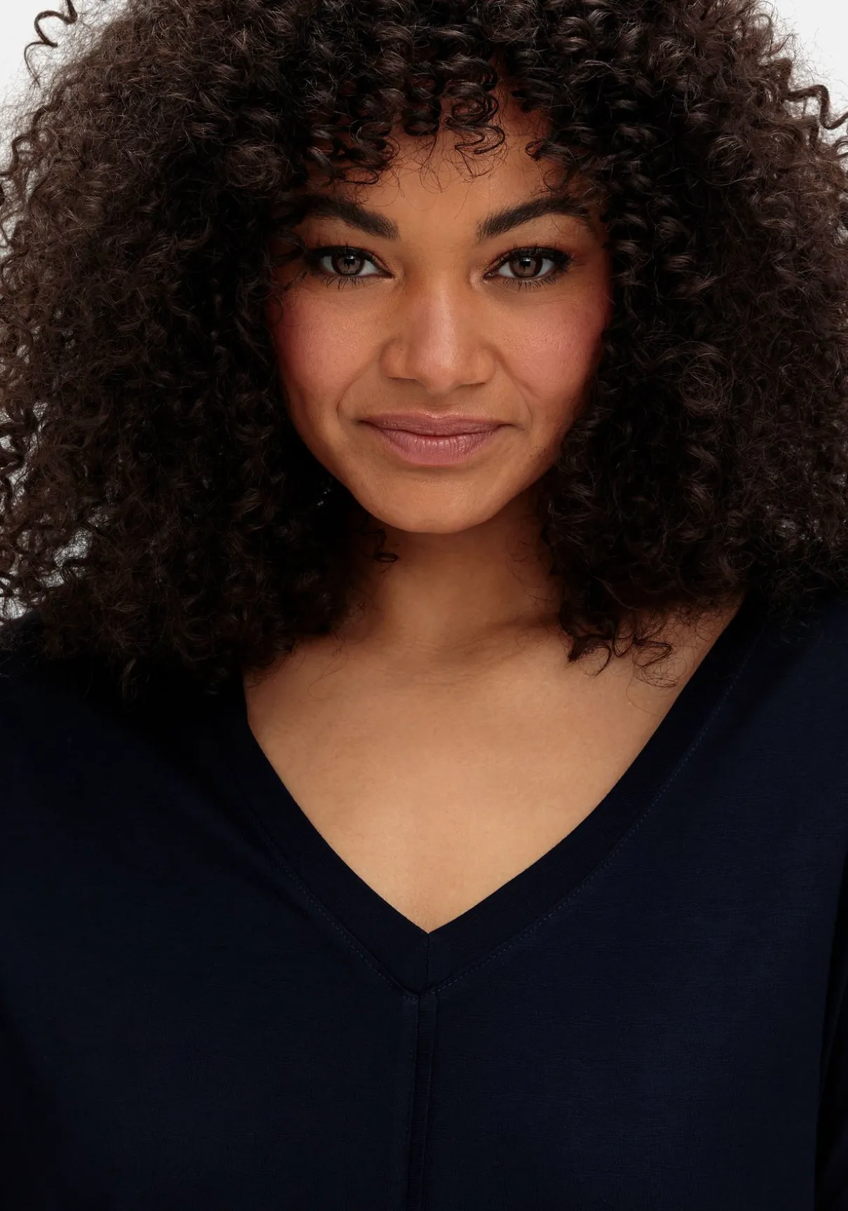 Shirt mit V-Ausschnitt und Zierpaspel vorn