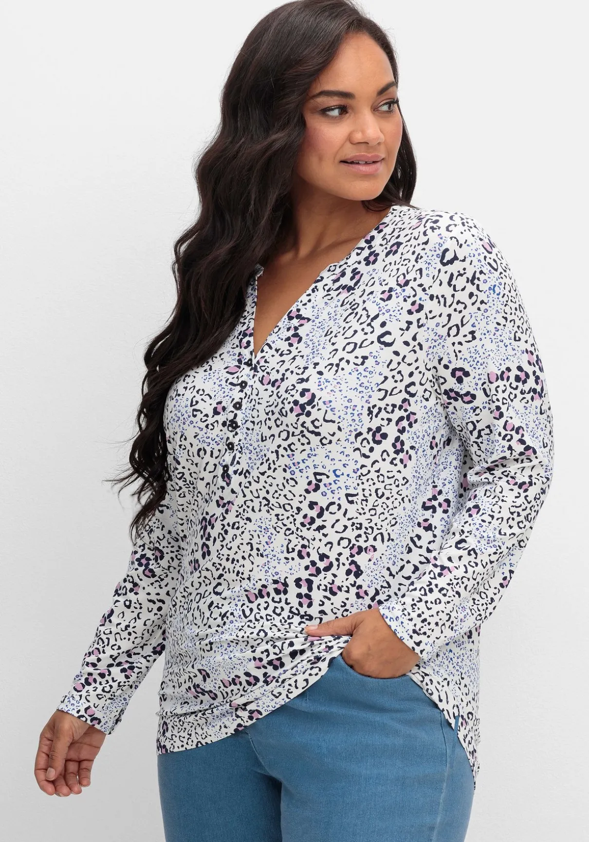 Shirtbluse aus Viskosejersey, mit Animalprint