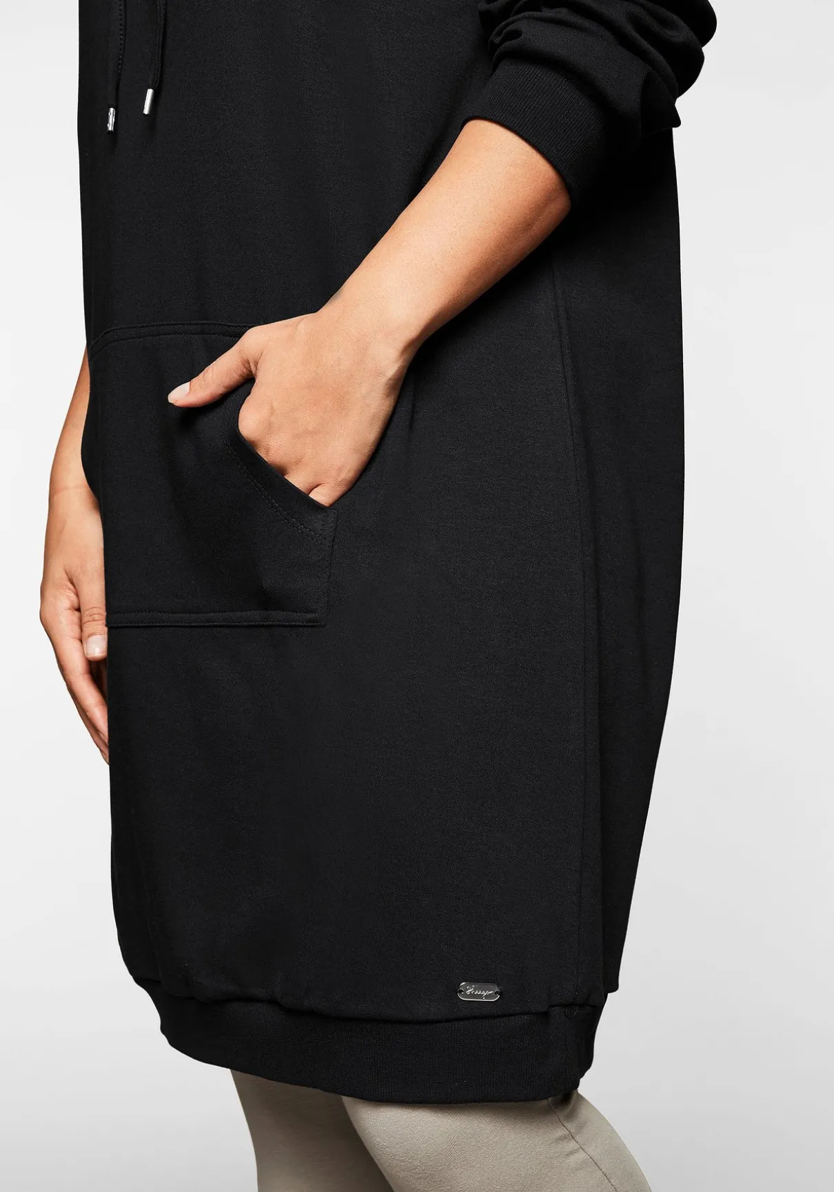 Shirtkleid mit Kapuze und Kängurutasche