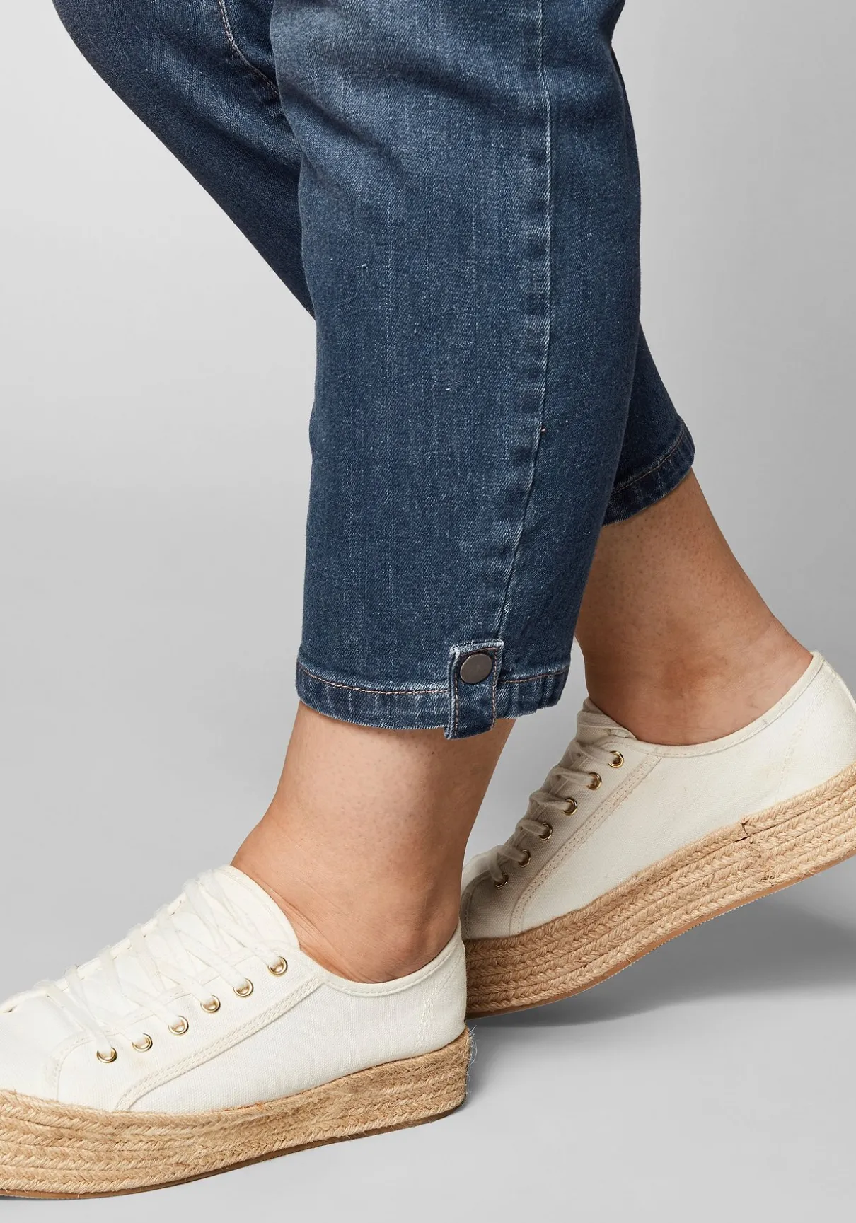 Slim Fit Jeans in 7/8-Länge mit Destroyed-Effekten