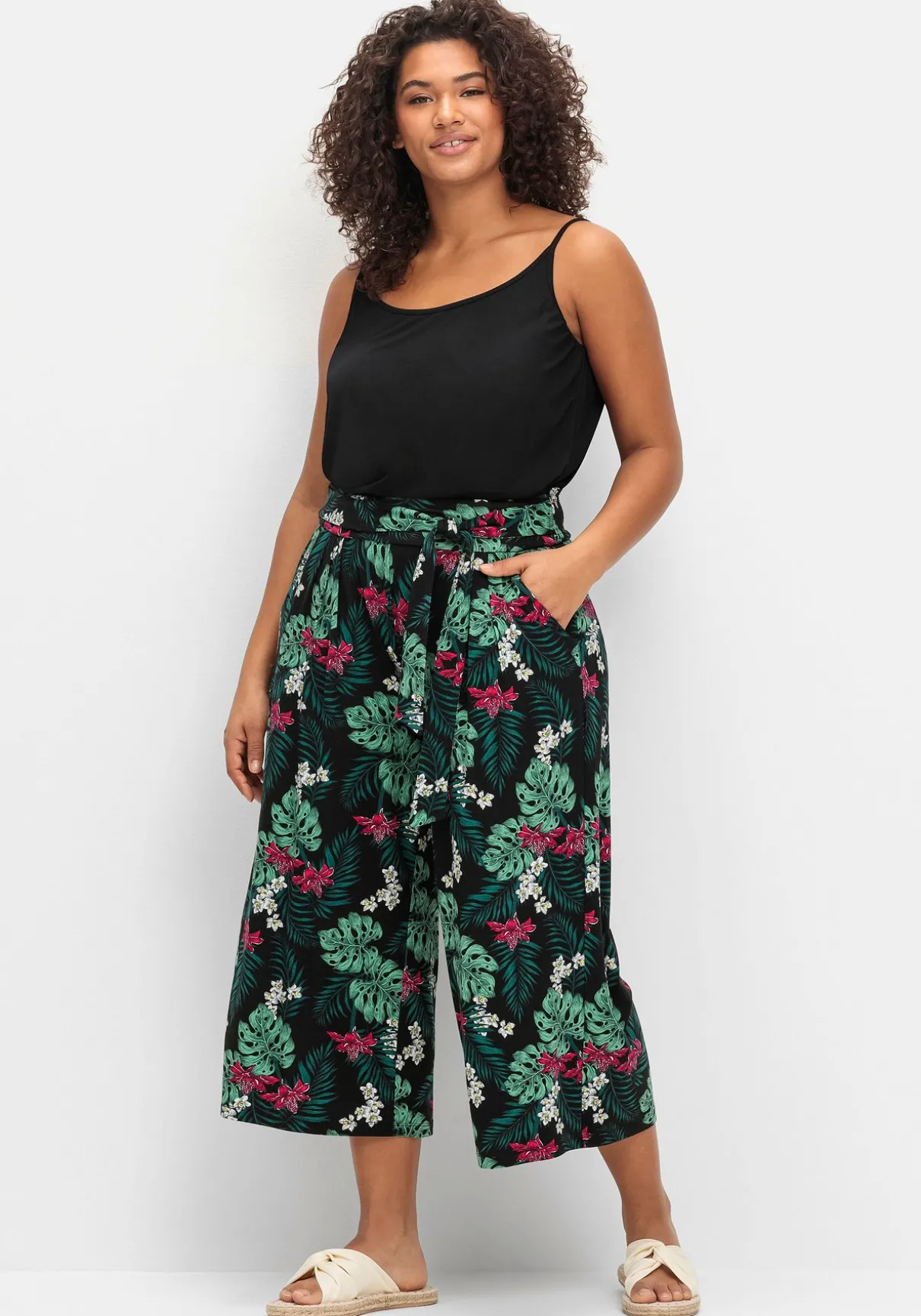 Sommerhose mit tropischem Print, in Culotte-Form
