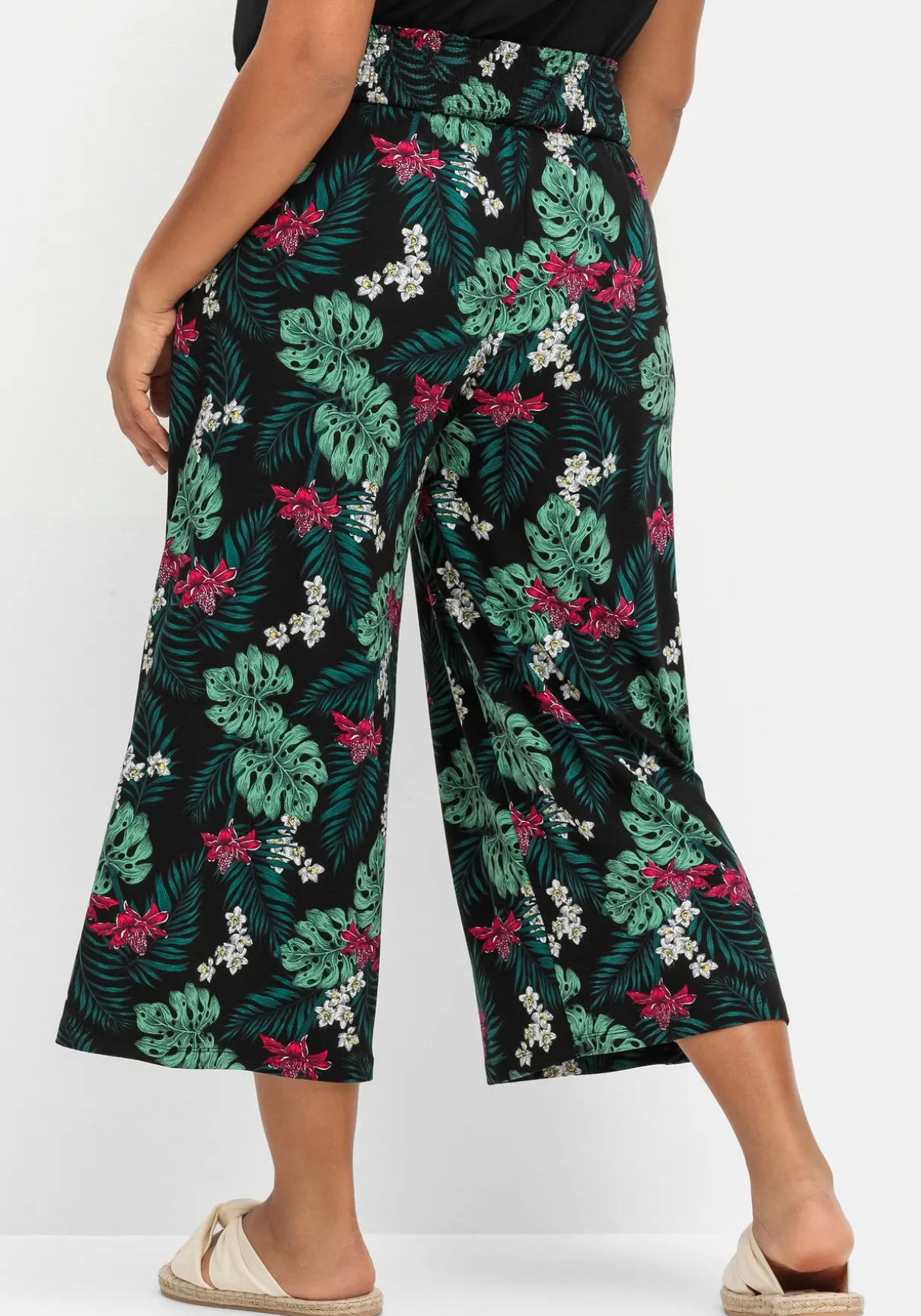 Sommerhose mit tropischem Print, in Culotte-Form