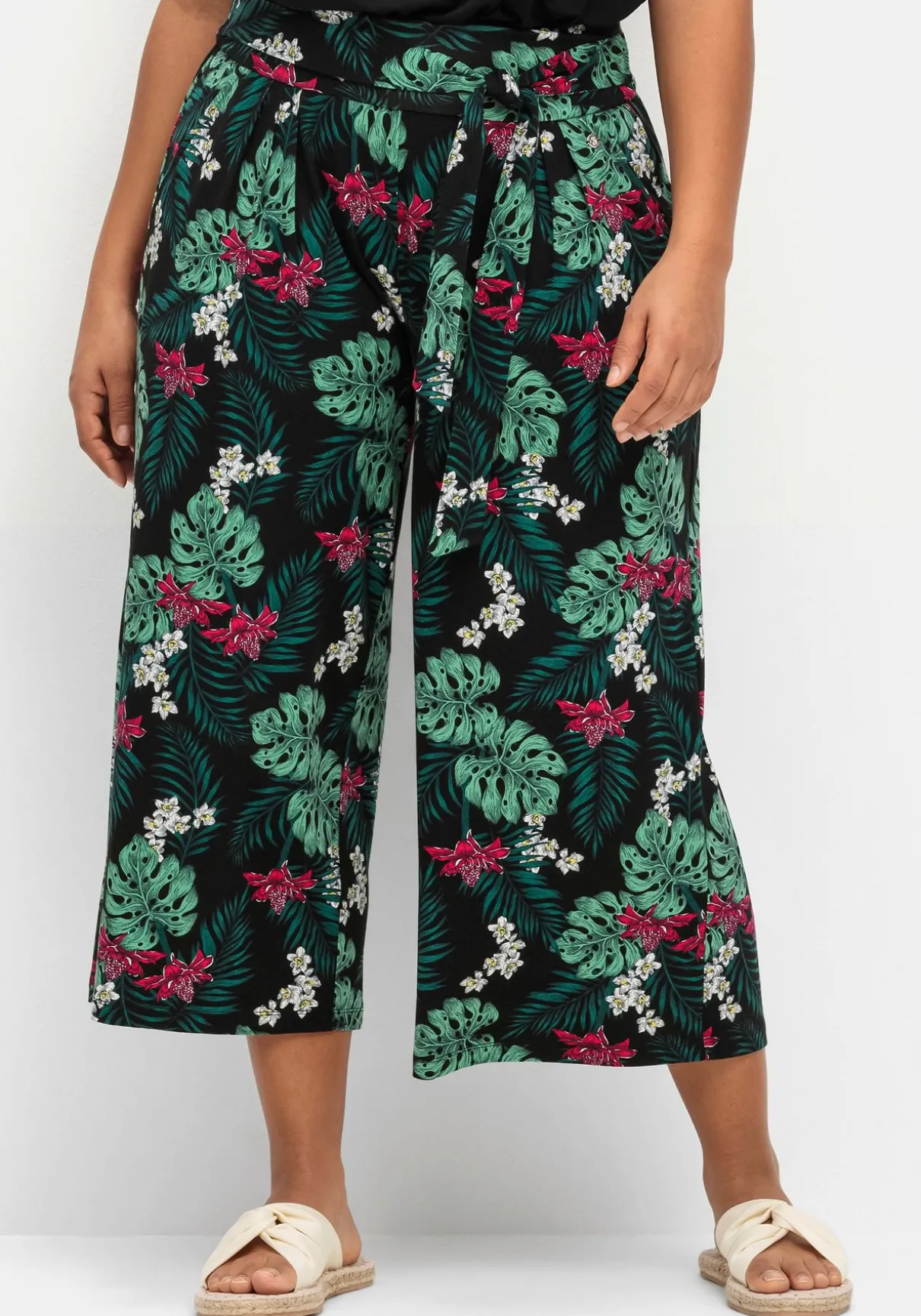 Sommerhose mit tropischem Print, in Culotte-Form