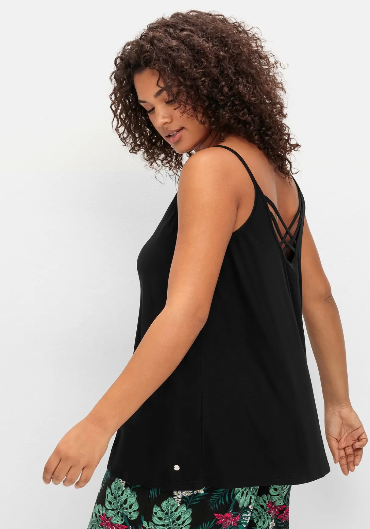 Spaghettitop mit tiefem Rückenausschnitt