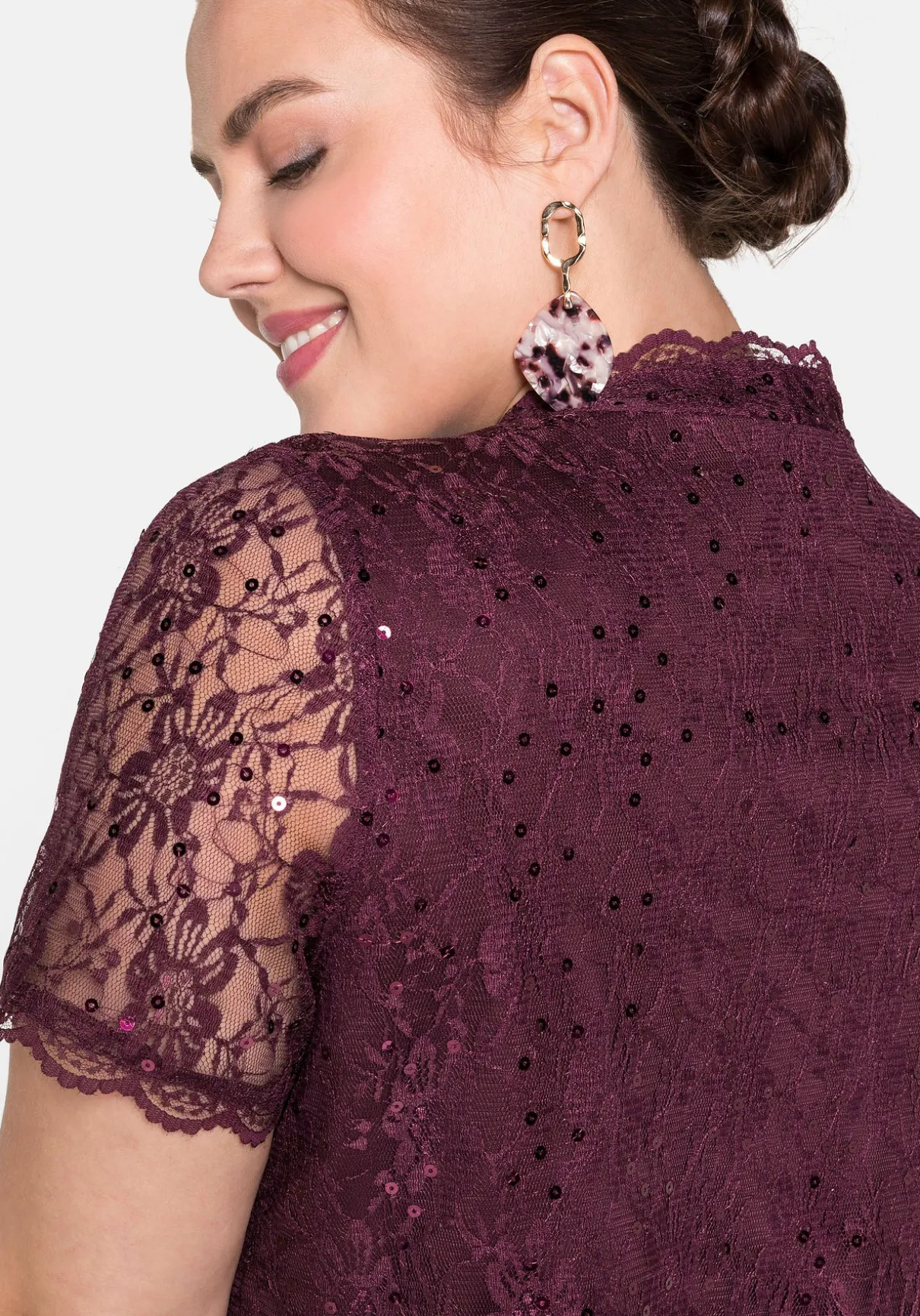 Spitzenbolero mit Pailletten