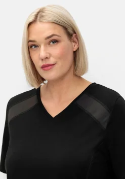 Sportshirt mit Mesh-Einsätzen auf der Schulter