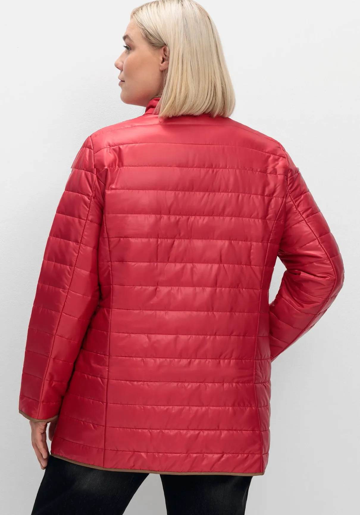 Steppjacke mit Stehkragen und Kontrastdetails